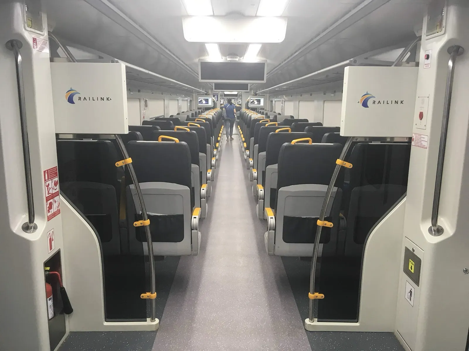 苏加诺-哈达机场铁路车厢实景;照片不代表当前班次、车型或空位。
