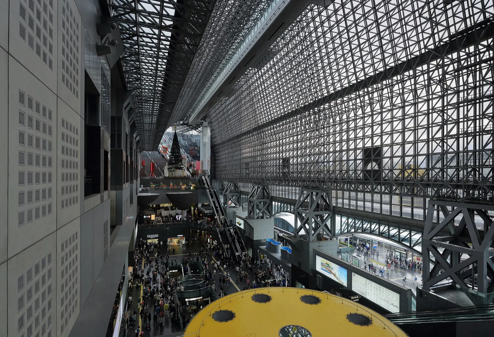 京都站内部实景；照片不标示当前寄存柜空位或服务柜台。