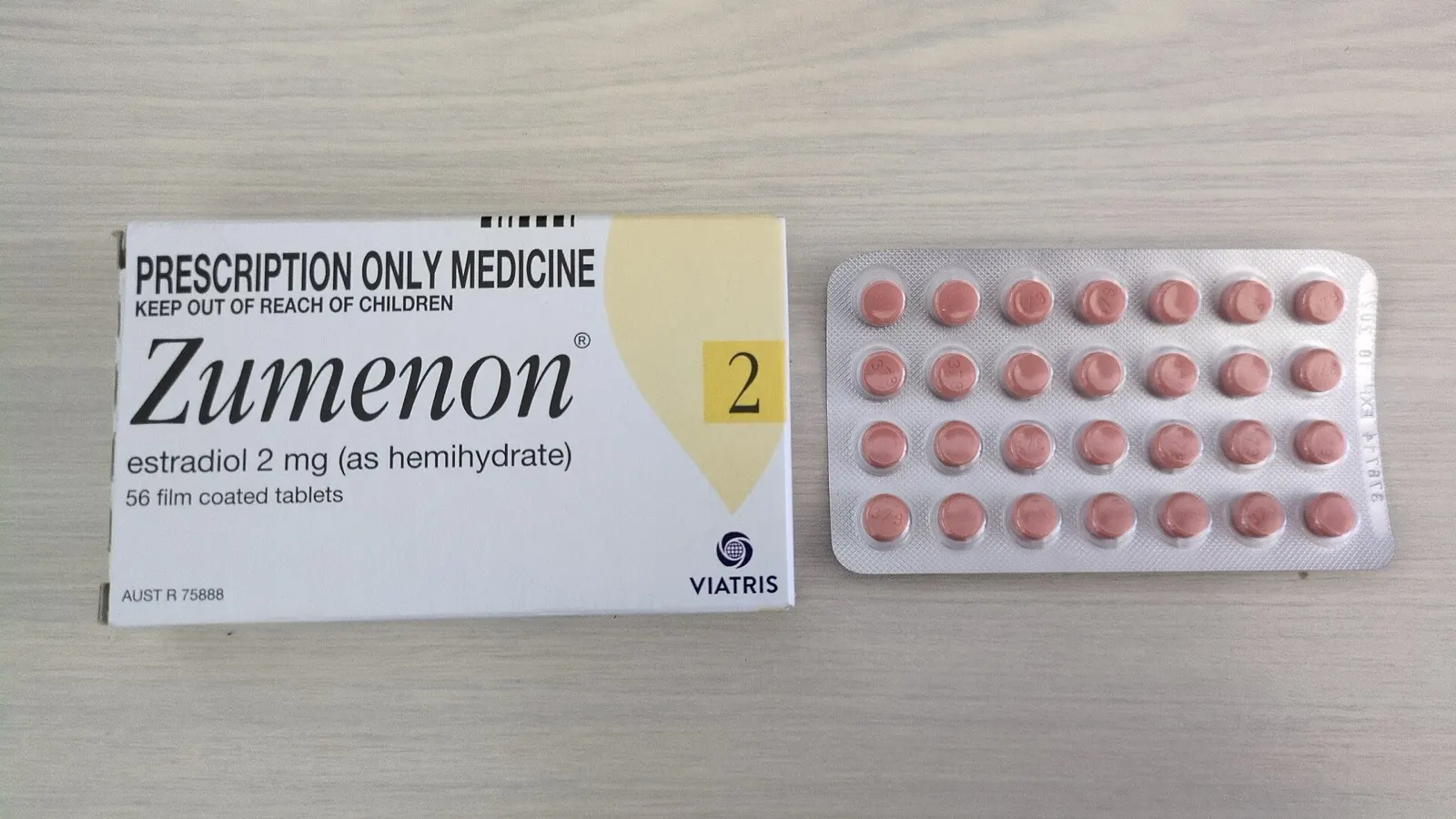 药品外盒与完整药板的实拍示例，用于辨认成分、剂量与总量；所摄具体药品不是旅行用药推荐或入境批准。
