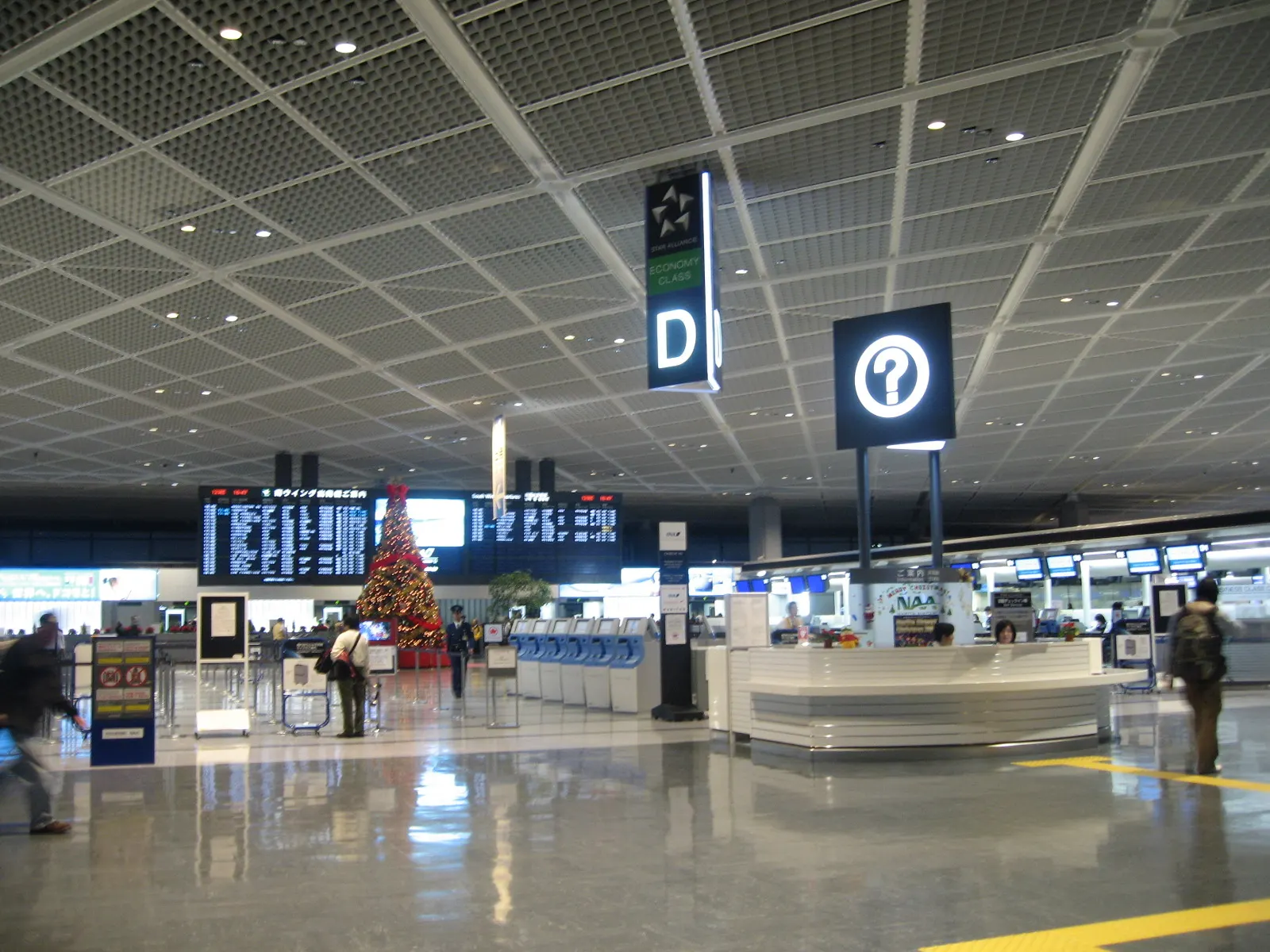 成田机场第一航站楼出发大厅实景；历史照片不指示新制查验柜台、入境设备或当前网络服务。